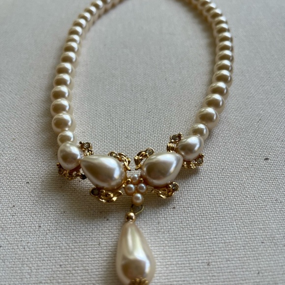 Elegant Pearl and Gold Necklace - Picture 2 of 3